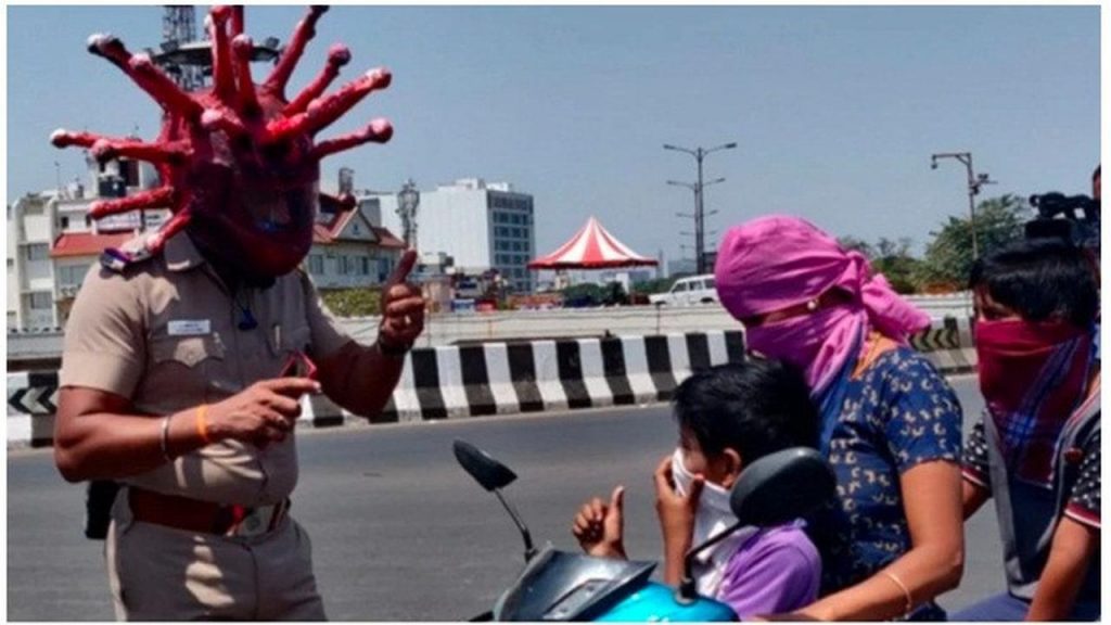 Viral Aksi Polisi Gunakan Helm Virus Corona untuk Edukasi Warga