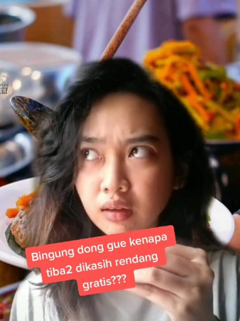 Berpenampilan Lusuh Cewek Ini Dikasih Rendang Gratis oleh Pemilik Restoran